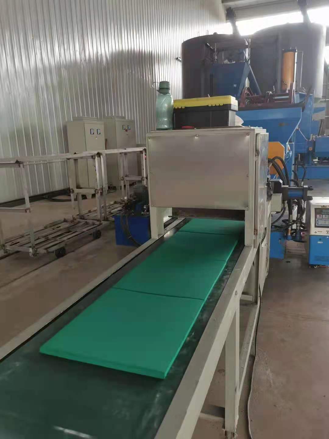 體育跑道生產線